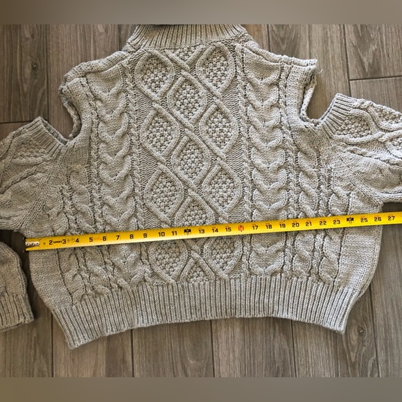 Lalavon|Chunky grey knit,fisherman knit turtleneck sweater,cold shoulder•LARGE - Picture 9 of 9